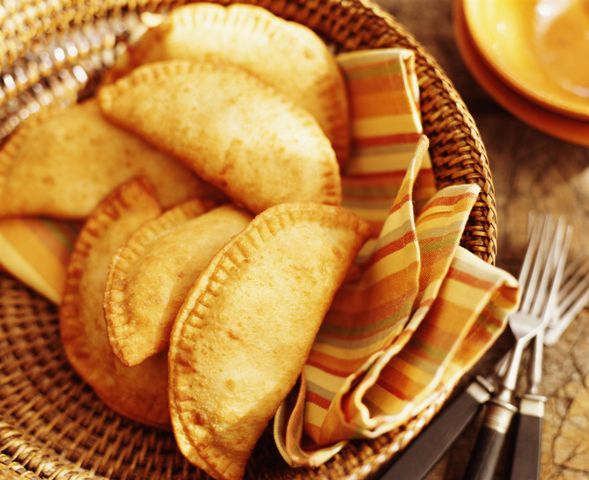 Làm bánh Empanadas bằng nồi chiên không dầu - Ảnh: Internet